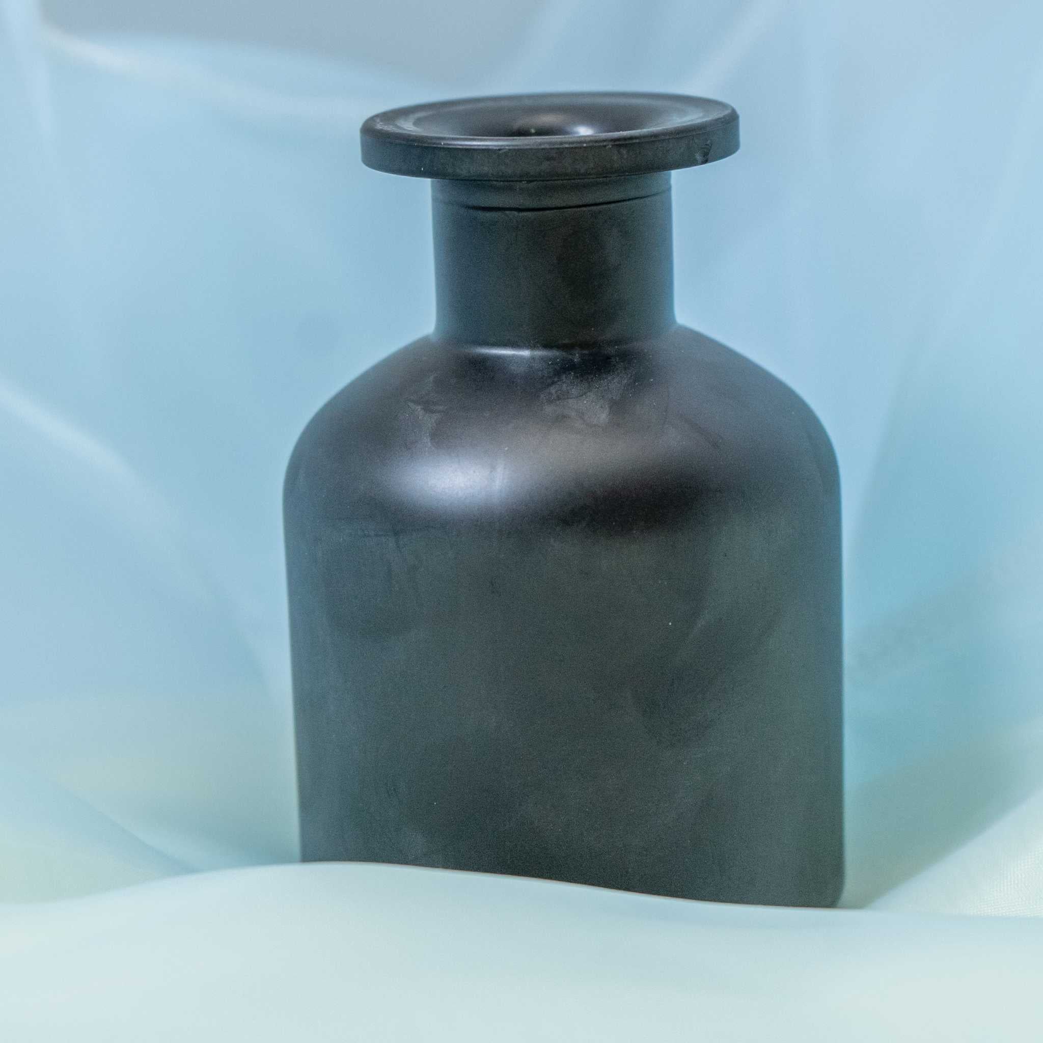 Kazari Glass Diffuser Bottle (150ml) – Minimalist Aroma Vessel